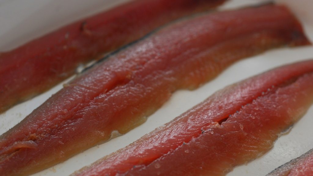 サンマの身を下ろす