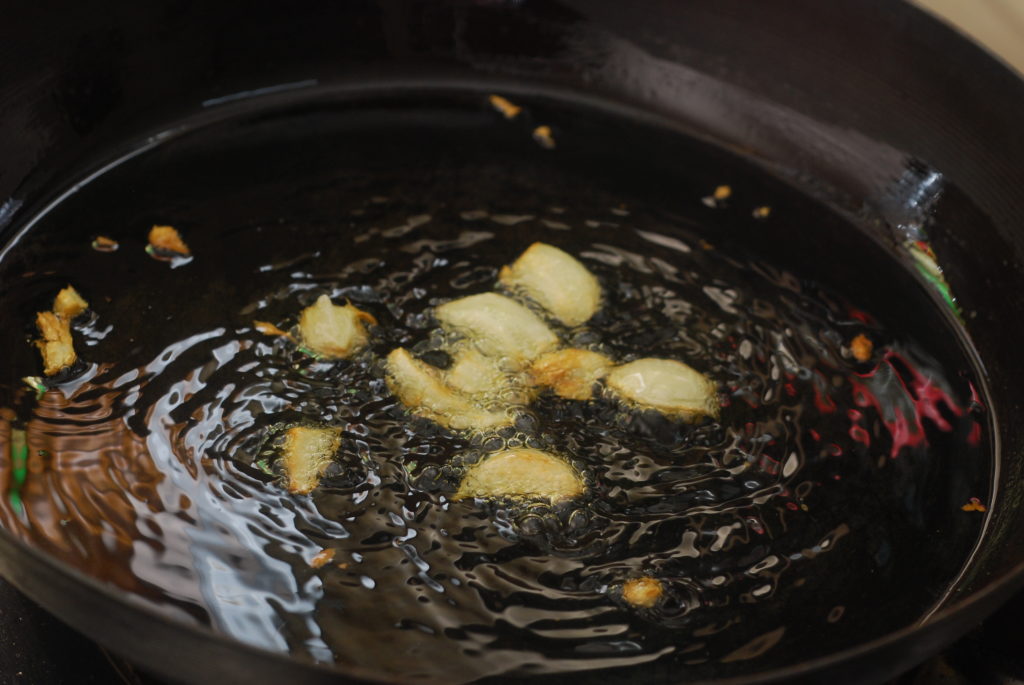 にんにくをオイルで煮る