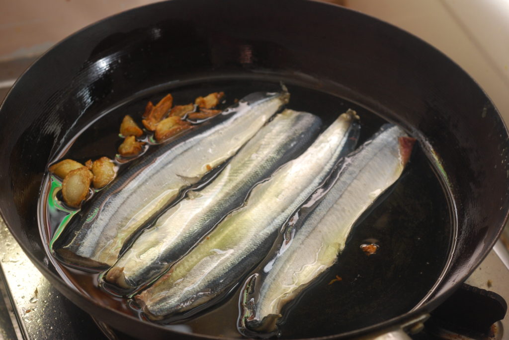 サンマをオイルで煮る