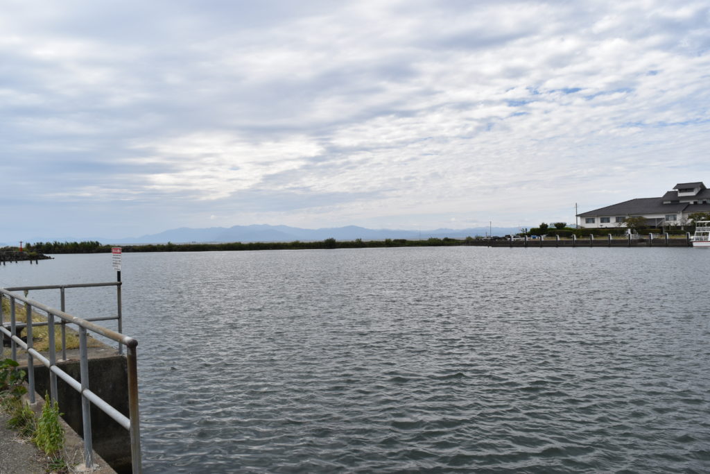 琵琶湖北湖東岸の漁港の写真