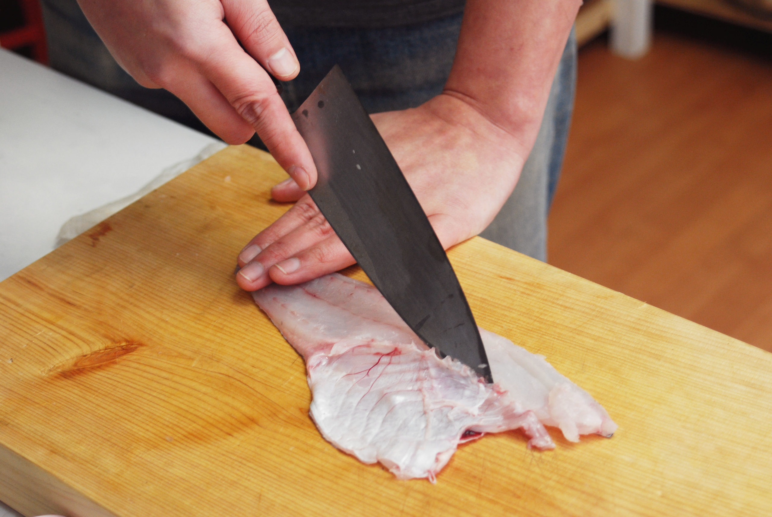 魚の柵取り手順1.腹骨を取る