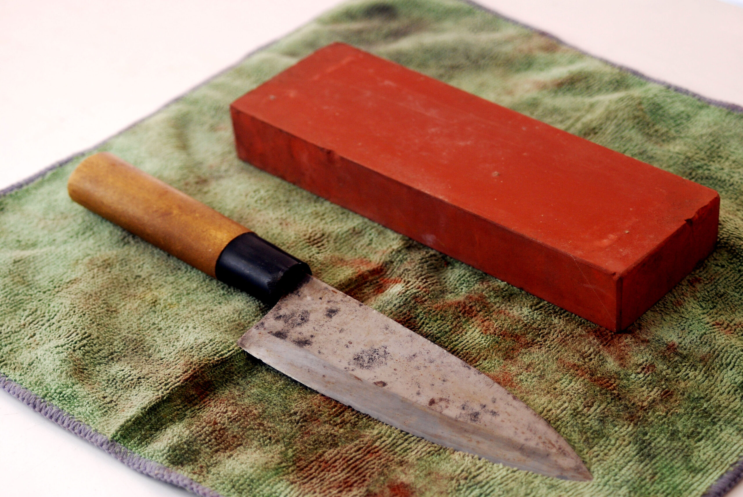 包丁を中砥砥石で研ぐ