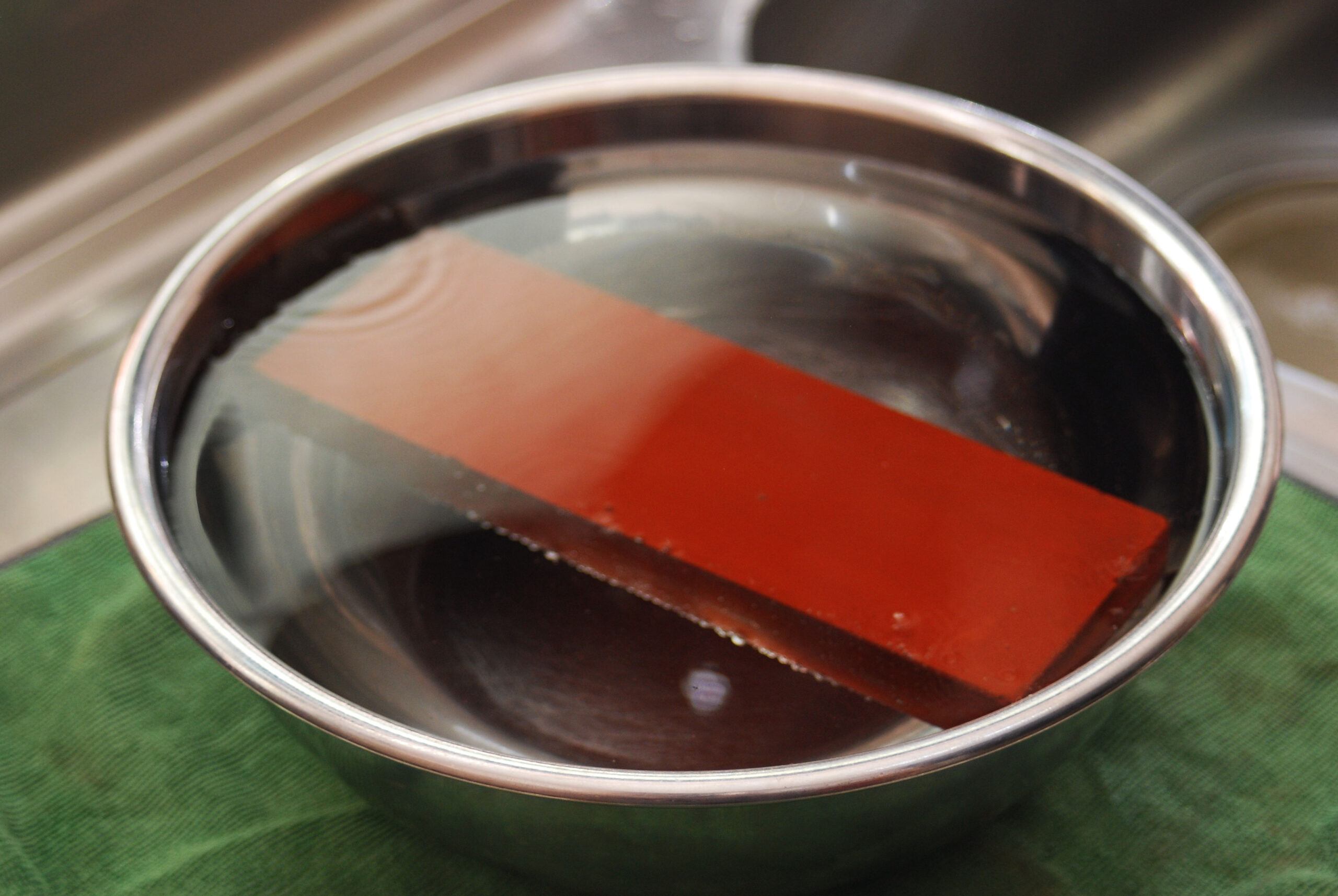 包丁を砥石で研ぐ準備1.砥石に水を含ませる