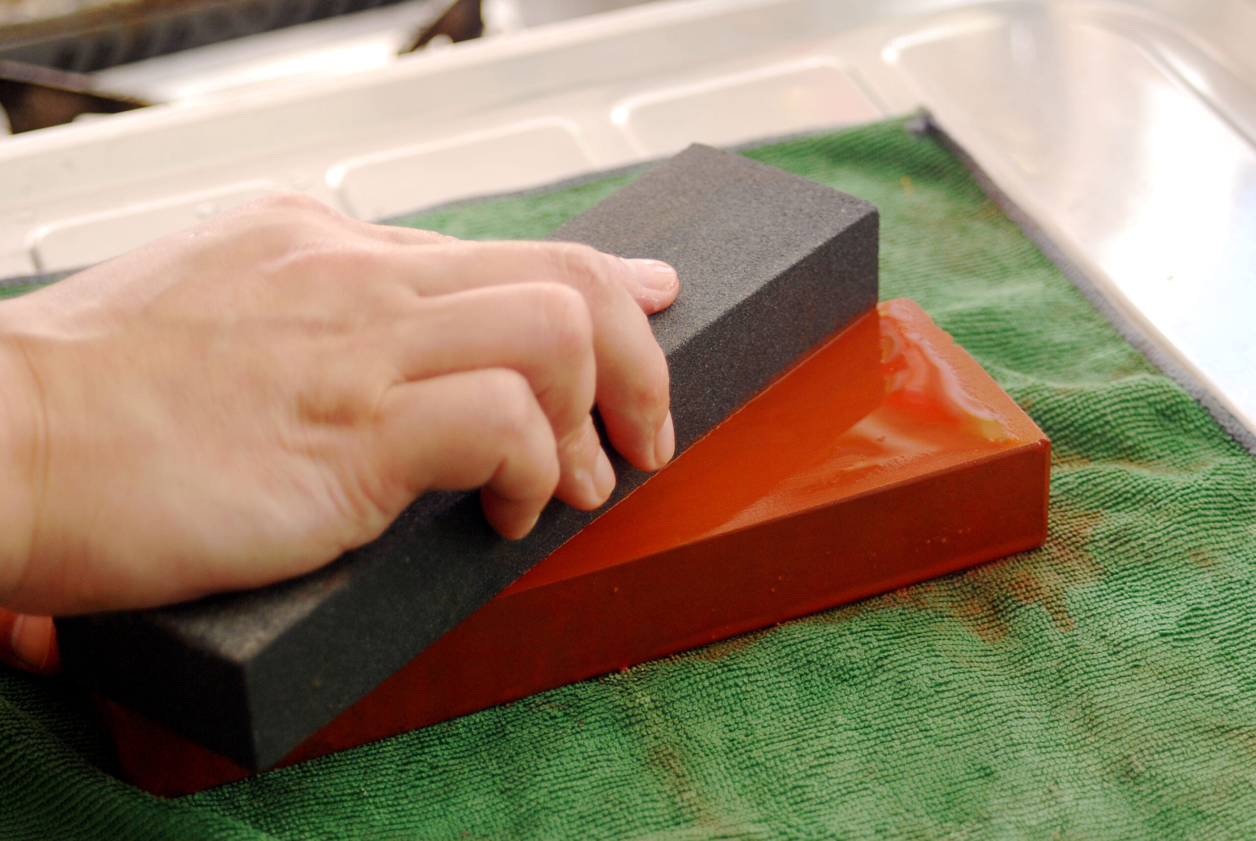 包丁を砥石で研ぐ準備2.砥石の研ぎ面をたいらにする